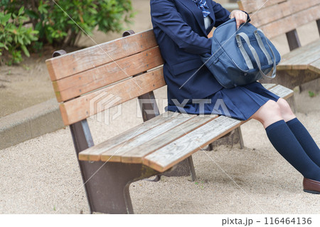 忘れ物をして鞄の中を探す女子高校生 116464136