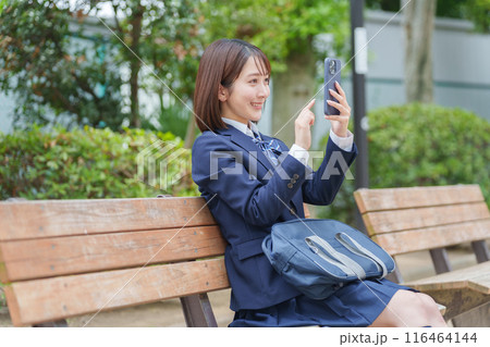 公園でスマホを使う女子高校生 116464144