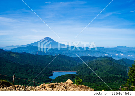 大菩薩嶺から望む富士山と大菩薩湖 116464649
