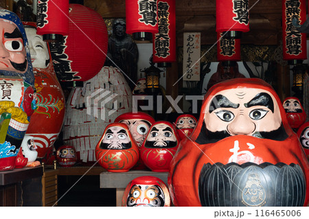 京都市上京区ににある通称「だるま寺」と呼ばれる法輪寺の達磨を撮影 116465006