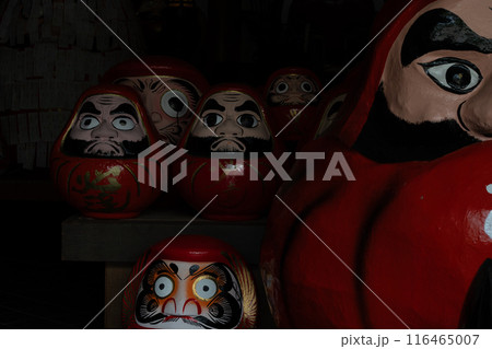 京都市上京区ににある通称「だるま寺」と呼ばれる法輪寺の達磨を撮影 116465007