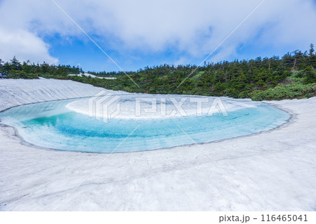 日本百名山　雪解けの八幡平　神秘的なドラゴンアイ（鏡沼） 116465041