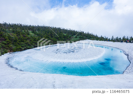 日本百名山　雪解けの八幡平　神秘的なドラゴンアイ（鏡沼） 116465075