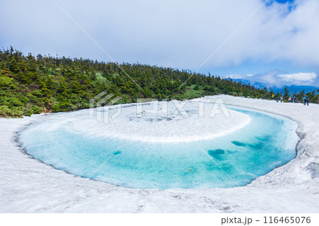 日本百名山　雪解けの八幡平　神秘的なドラゴンアイ（鏡沼） 116465076