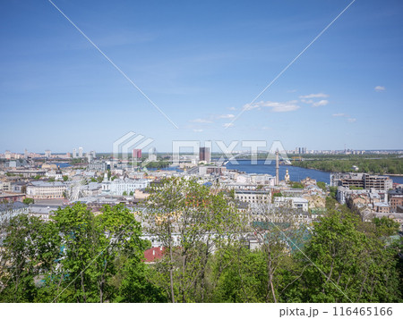 【ウクライナ】首都キーウのウッドデッキの展望台から望む旧市街ポジールの眺めと快晴の青空 116465166