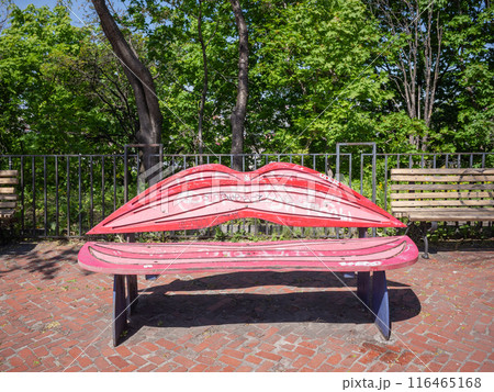 【ウクライナ】首都キーウの石畳の公園に置かれた大きな赤いくちびるの形をしたベンチ 116465168