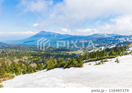 日本百名山　雪解けの八幡平と岩手山 116465379