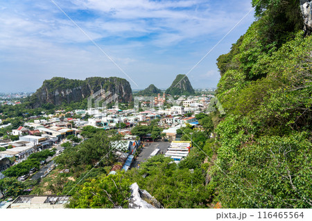 ベトナムダナンのマーブルマウンテンと呼ばれる大理石で出来ている五行山 116465564