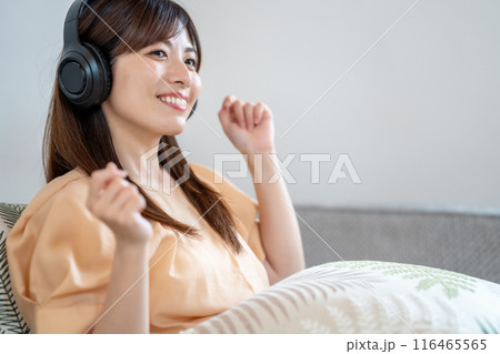 ヘッドホンで音楽を聴くミドルの女性 ヘッドホンで音楽を聴くミドルの女性 116465565