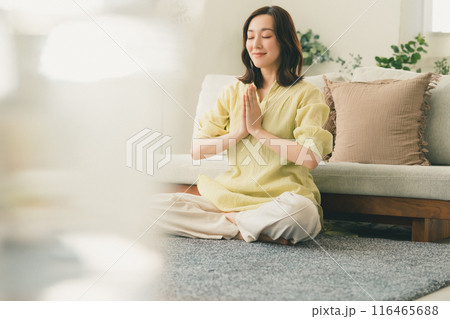 リビングでヨガ 116465688