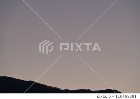 北杜市白州町で見る、皐月の夕空はマジックアワーに初月 116465891