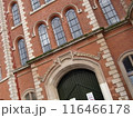 重厚な煉瓦建築の建物 116466178