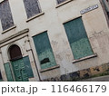 建物の壁に取り付けられた窓 116466179