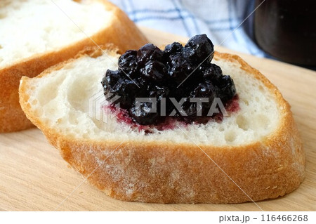 ブルーペリージャムが乗ったバゲット 116466268