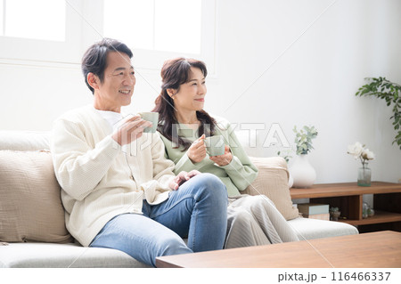 リビングでくつろぐ50代の夫婦の全身 話す会話するカップルの横顔の全身 リビングでくつろぐ50代の夫婦の全身 話す会話するカップルの横顔の全身 116466337