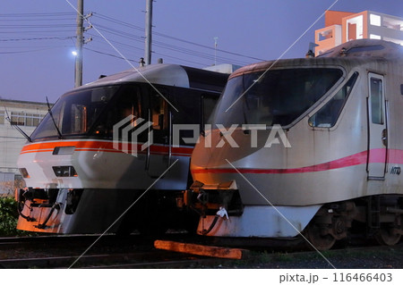 夜の京都丹後鉄道車両基地に並ぶKTR001とKTR8500 116466403