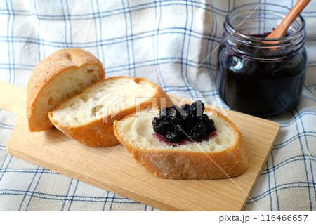 ブルーペリージャムが乗ったバゲット 116466657