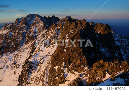 Morgenrot，Takidani 初冠雪した槍穂高連峰・滝谷の朝焼け(日の出・モルゲンロート) 116467001