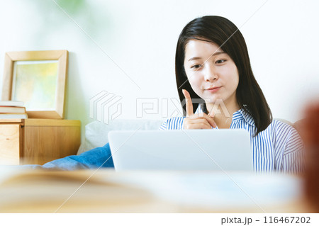 リビングでパソコンをする女性 リビングでパソコンをする女性 116467202