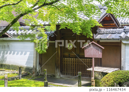 酬恩庵（一休寺）　宗純王廟　門扉に菊花の紋 116467434