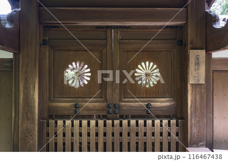 酬恩庵(一休寺) 宗純王廟 門扉に菊花の紋 酬恩庵(一休寺) 宗純王廟 門扉に菊花の紋 116467438