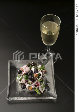 ブルーベリーとカッテージチーズのサラダとワイン　 116467637