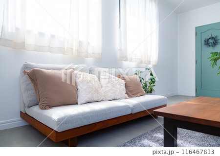 日差しが差し込むリビングルーム 116467813