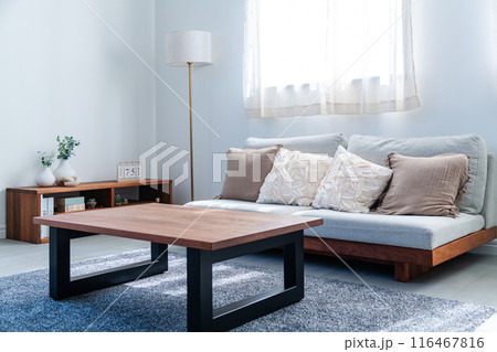 日差しが差し込むリビングルーム 日差しが差し込むリビングルーム 116467816