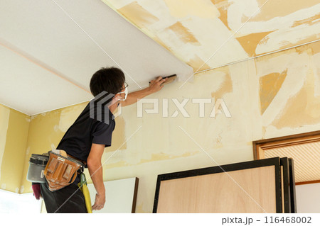 中古住宅のリフォームでクロスを張る職人 116468002