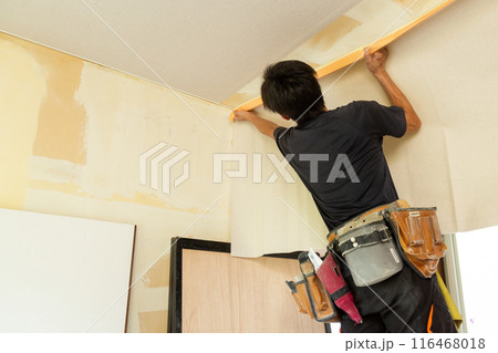 中古住宅のリフォームでクロスを張る職人 中古住宅のリフォームでクロスを張る職人 116468018
