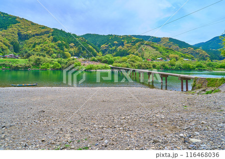 高知県四万十市の四万十川に架かる三里橋(三里沈下橋)を河川敷から見る 116468036