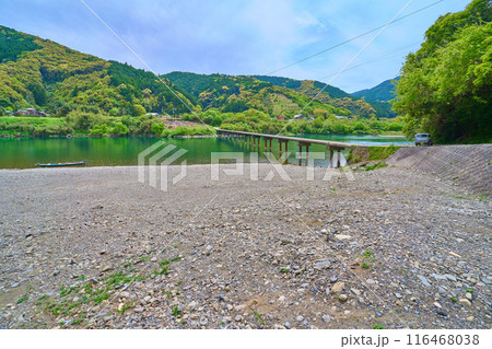 高知県四万十市の四万十川に架かる三里橋(三里沈下橋)を河川敷から見る 116468038