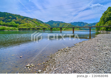 高知県四万十市の四万十川に架かる三里橋(三里沈下橋)を河川敷から見る 116468046