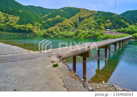 高知県四万十市の四万十川に架かる三里橋(三里沈下橋)を上流側から見る 116468083