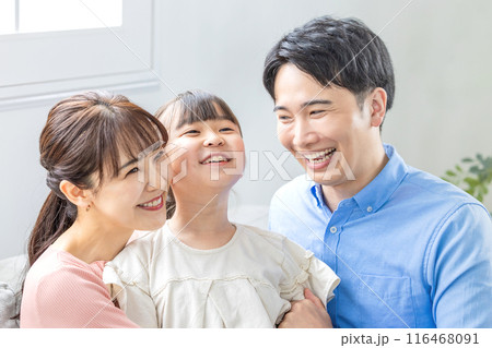 リビングでくつろぐ笑顔の若い家族 リビングでくつろぐ笑顔の若い家族 116468091
