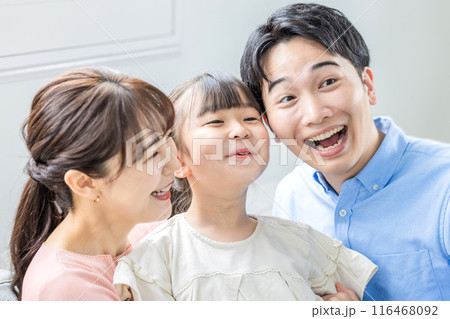 リビングでくつろぐ笑顔の若い家族 リビングでくつろぐ笑顔の若い家族 116468092