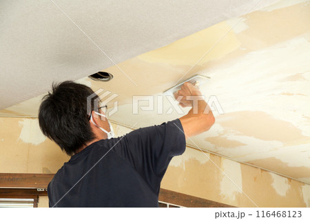 中古住宅のリフォームでクロスを張る職人 中古住宅のリフォームでクロスを張る職人 116468123