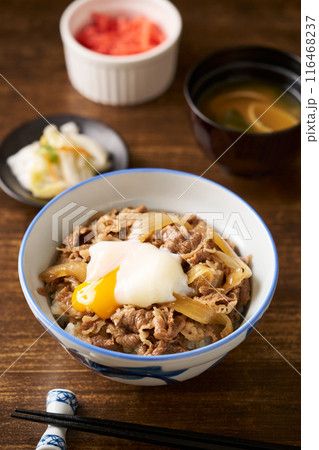 温泉卵を乗せた牛丼 116468237