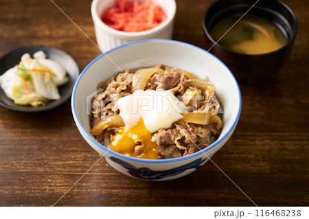 温泉卵を乗せた牛丼 温泉卵を乗せた牛丼 116468238