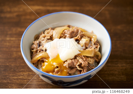 温泉卵を乗せた牛丼 116468249