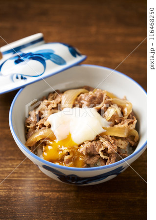 温泉卵を乗せた牛丼 116468250