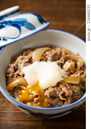 温泉卵を乗せた牛丼 温泉卵を乗せた牛丼 116468251