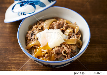 温泉卵を乗せた牛丼 116468252