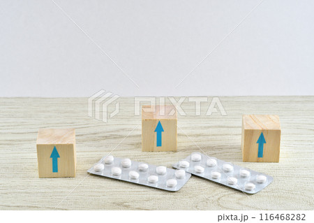 薬と矢印で自己負担額引き上げのイメージ 薬と矢印で自己負担額引き上げのイメージ 116468282