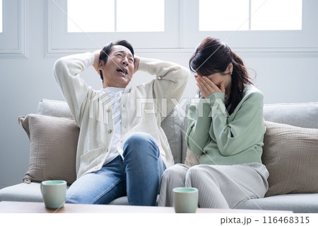 借金や老後など困る、悩むお金の問題を話し合う夫婦 妻の使い込みでちょっと喧嘩になりそう 借金や老後など困る、悩むお金の問題を話し合う夫婦 妻の使い込みでちょっと喧嘩になりそう 116468315