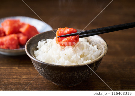 熱々のご飯の上に乗せた辛子明太子 116468319