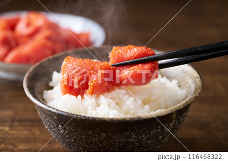 熱々のご飯の上に乗せた辛子明太子 116468322