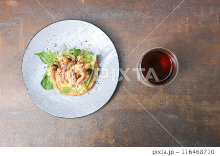 bread with egg ,lettuce and mushroom topping and americano coffee or tea 116468710