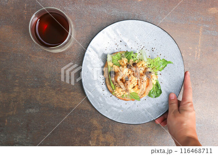bread with egg ,lettuce and mushroom topping and americano coffee or tea 116468711