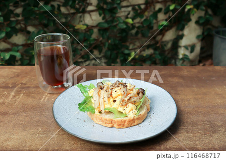 bread with egg ,lettuce and mushroom topping and americano coffee or tea 116468717